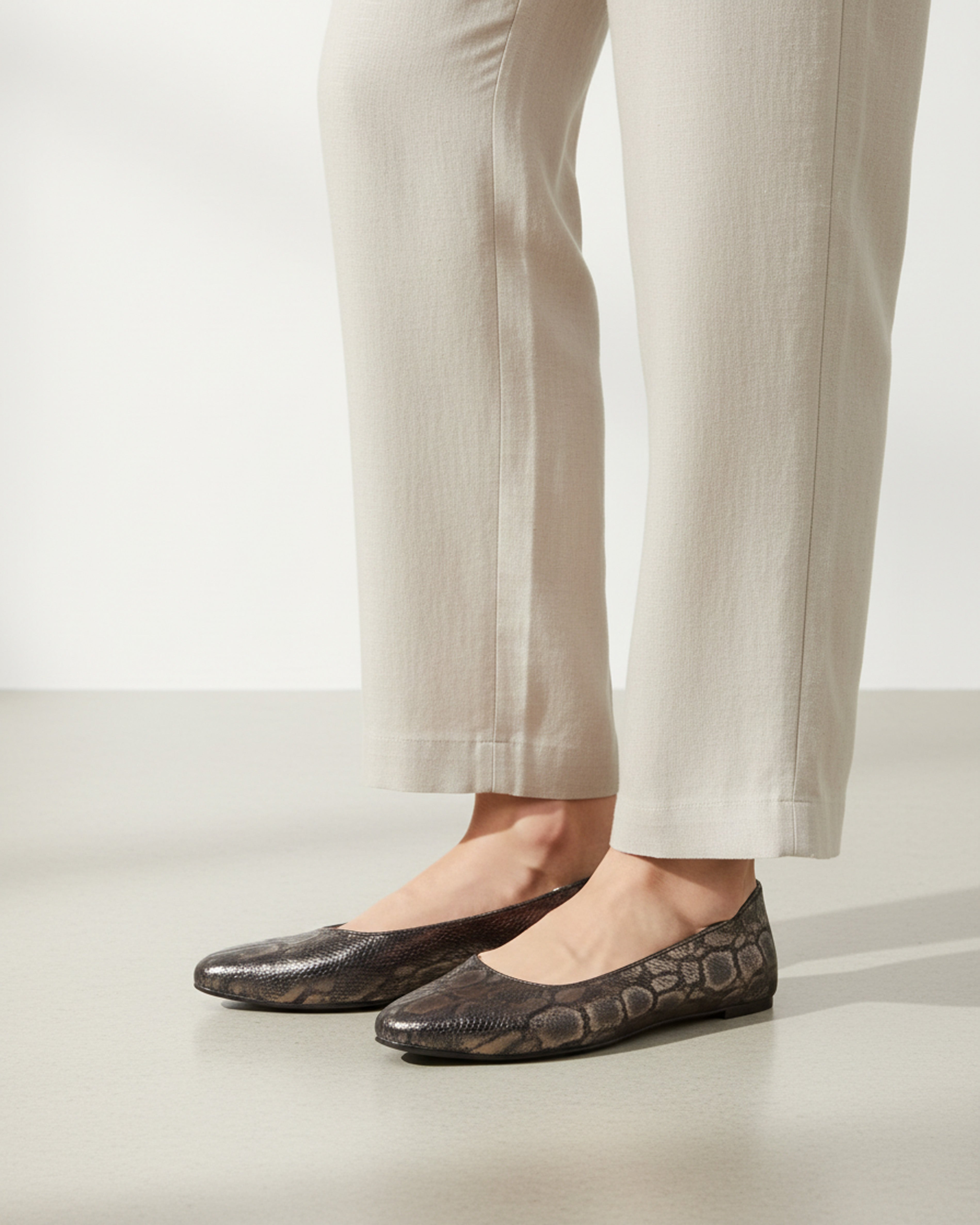 The Luna Snake Flat