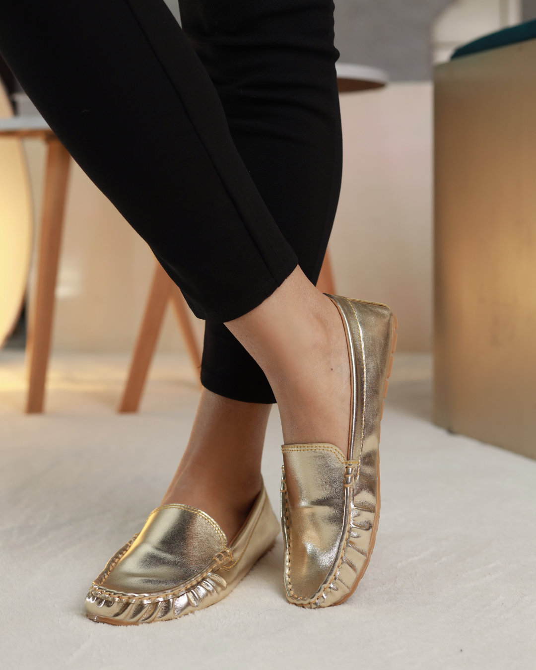 أحذية موكاسين أورورا المذهبة