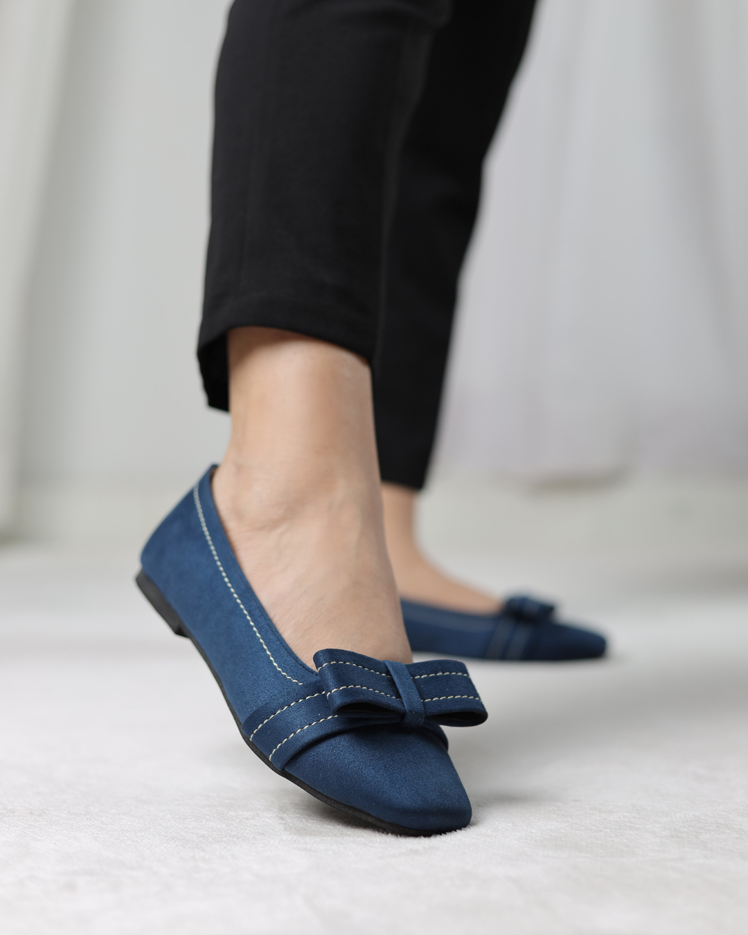 باليرينات مخملية زرقاء داكنة مع فيونكة