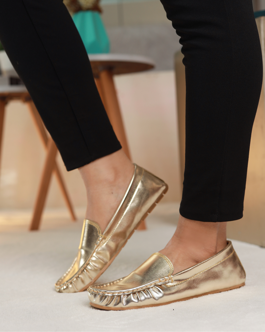 أحذية موكاسين أورورا المذهبة