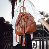 حقيبة ظهر ألوها بنية اللون