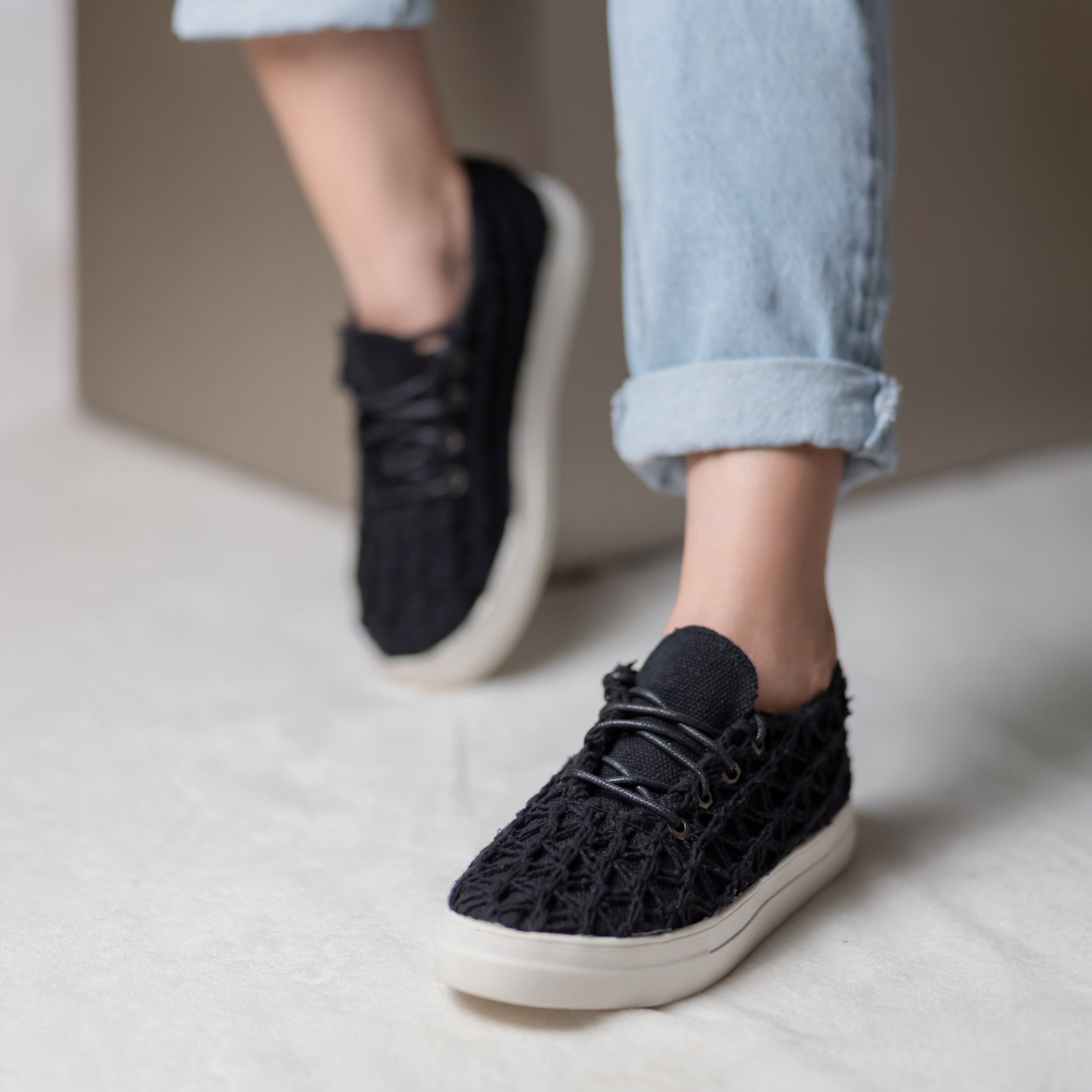 WovenWander - أسود