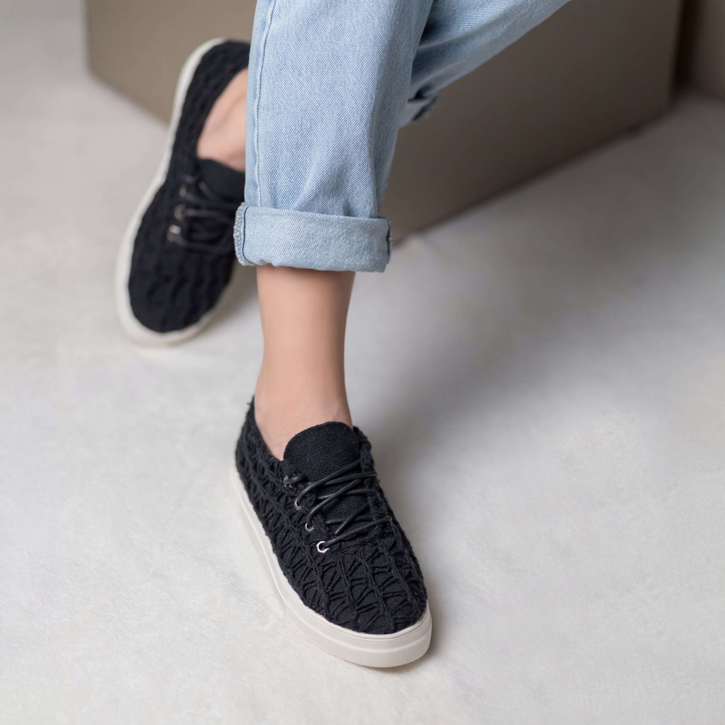 WovenWander - أسود