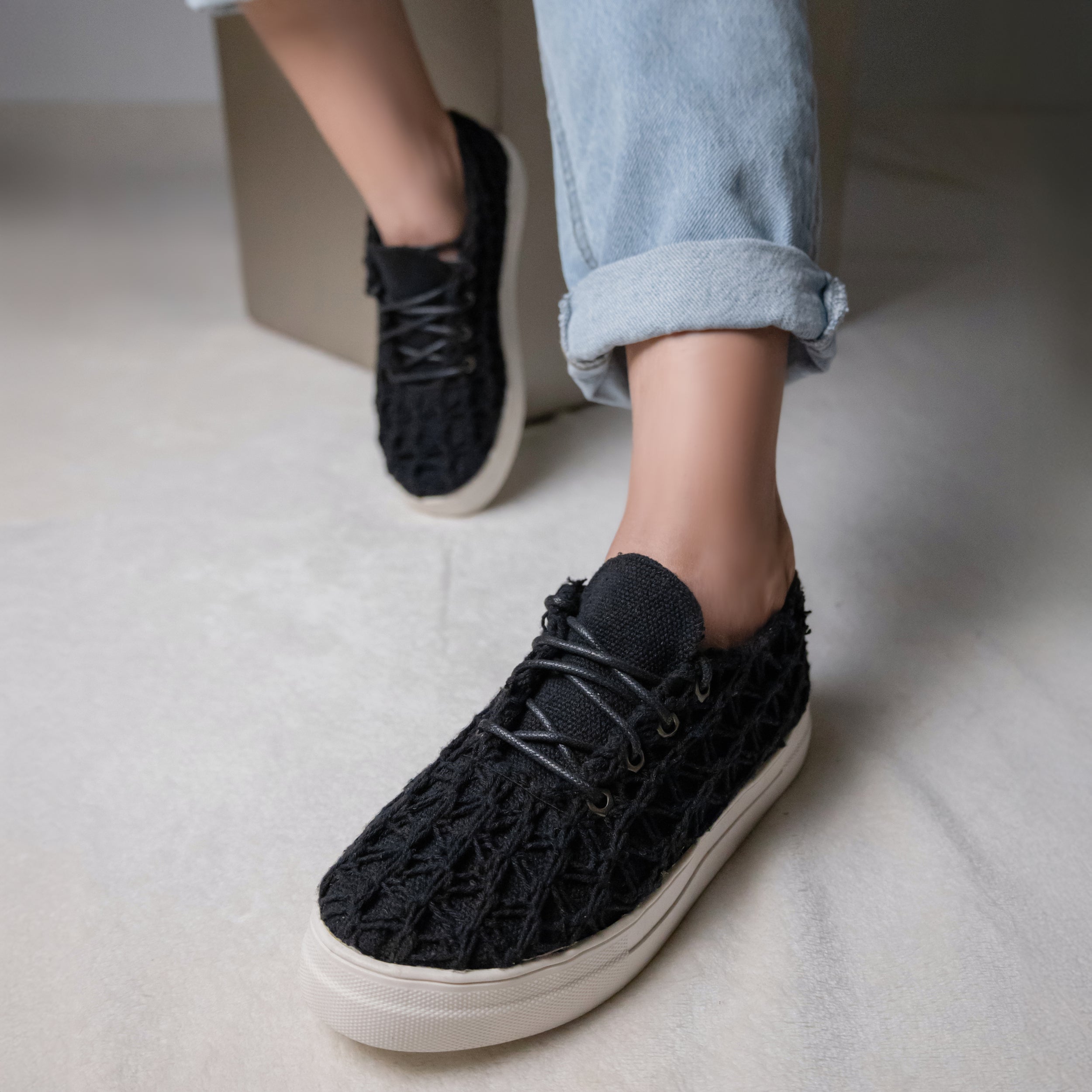 WovenWander - أسود