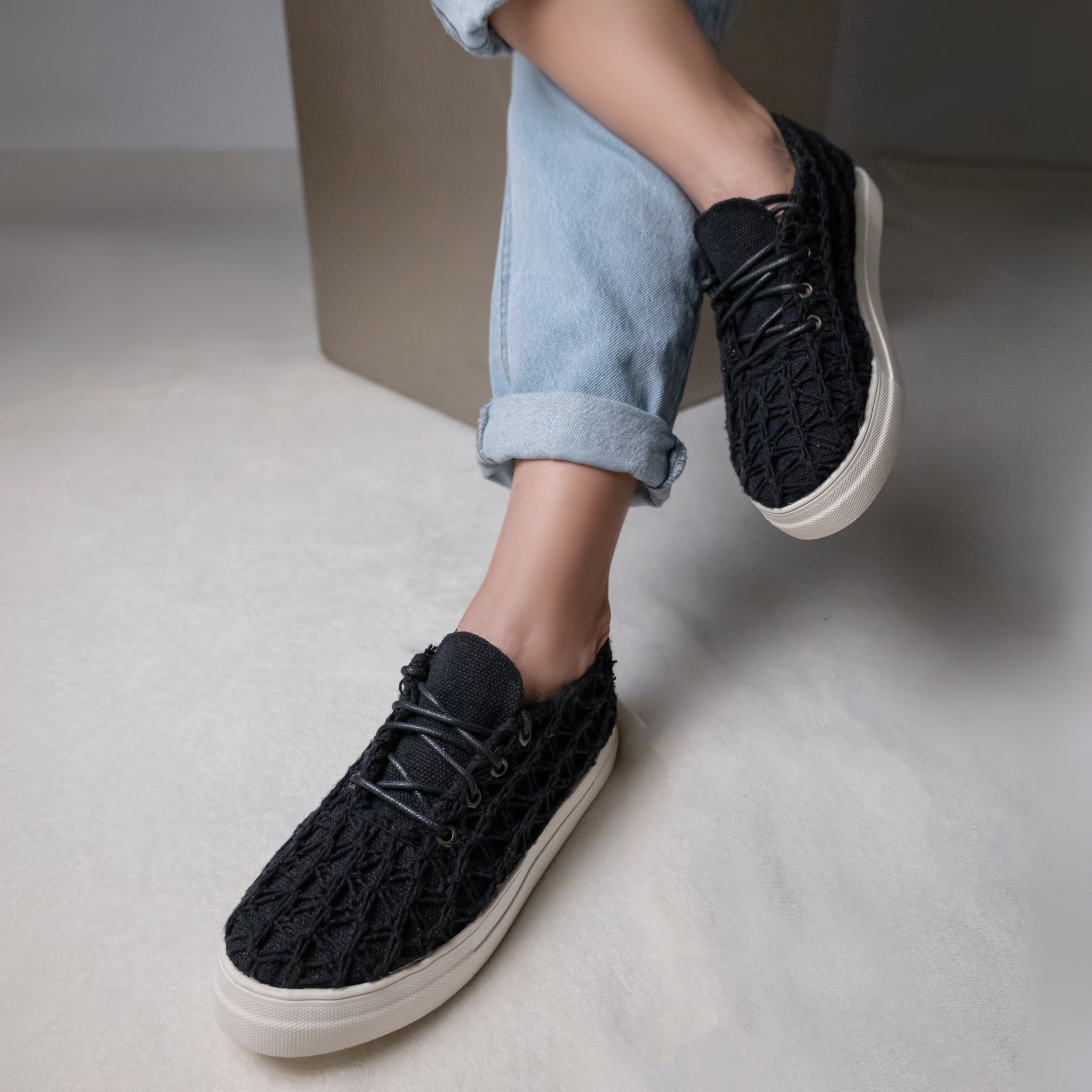 WovenWander - أسود