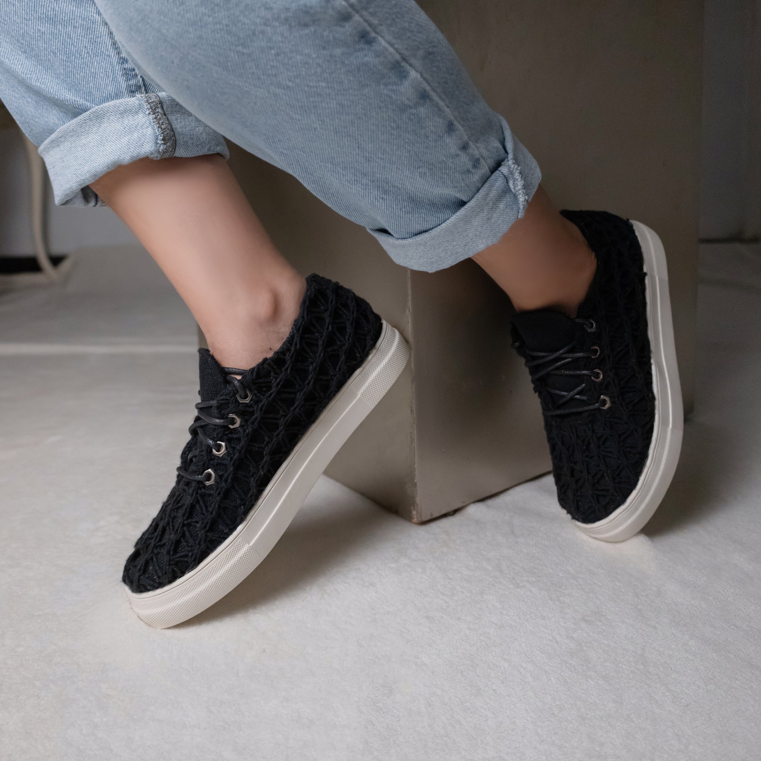 WovenWander - أسود