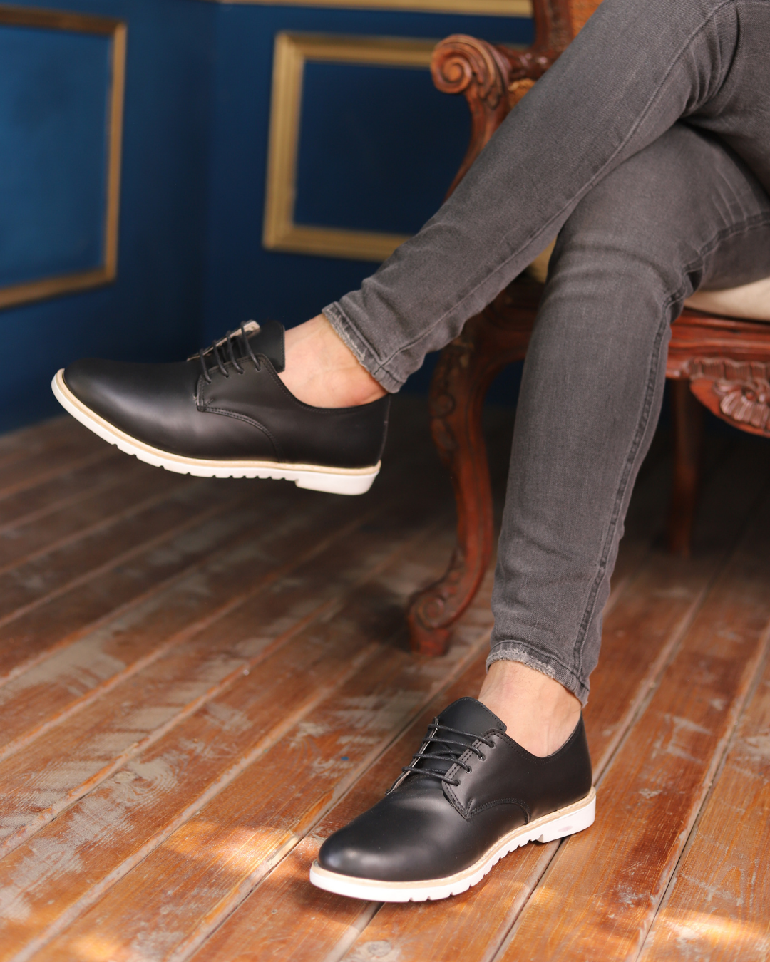 أسود كالفحم