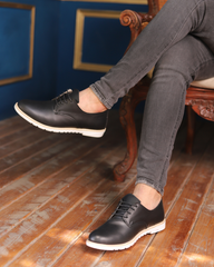 أسود كالفحم