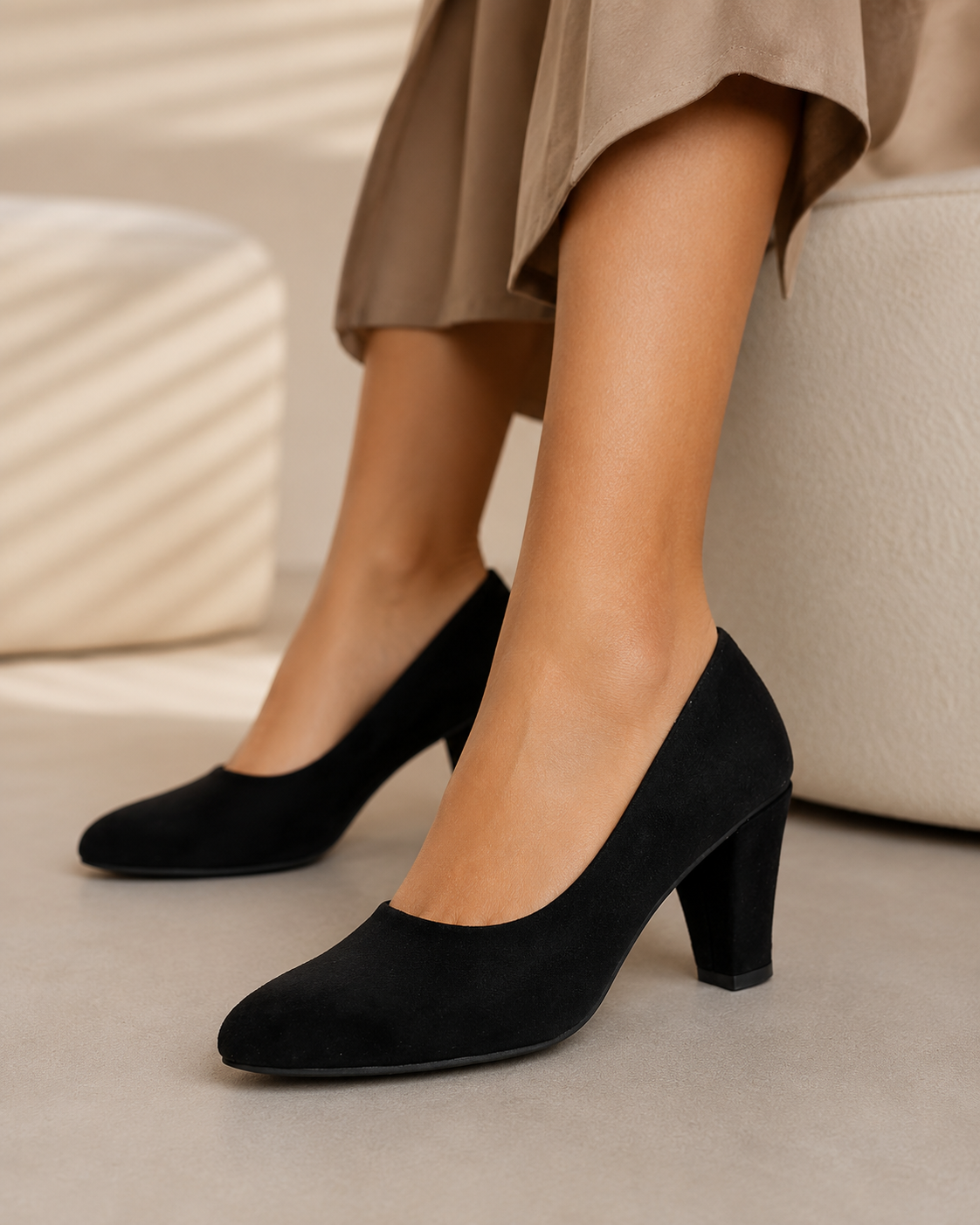 Vanta women's black suede-look pointed-toe block heel pumps - product view 2