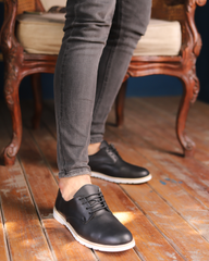 أسود كالفحم