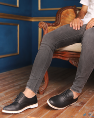 أسود كالفحم