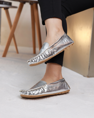 أحذية موكاسين فضية لامعة