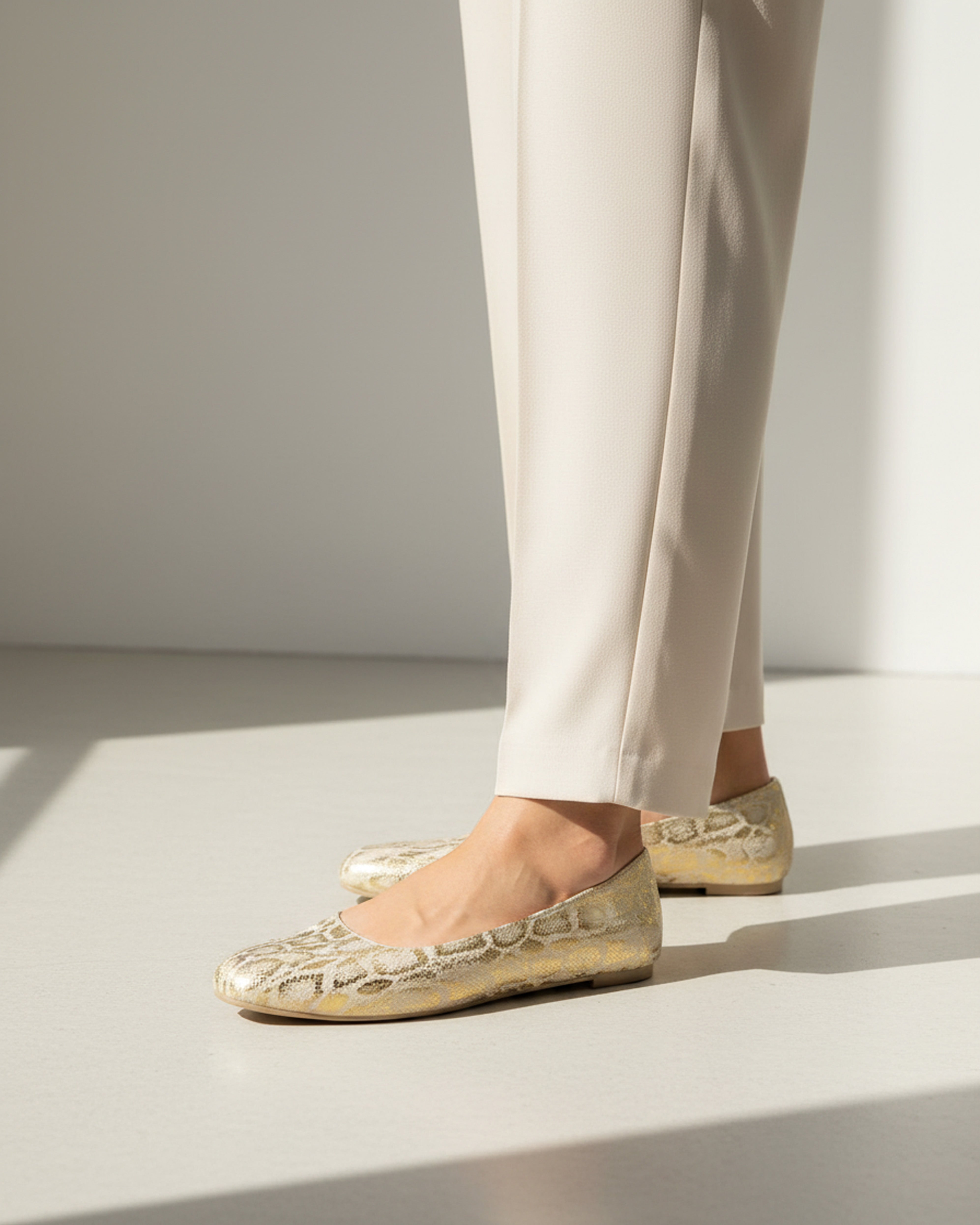 The Cleo Metallic Flat Main image