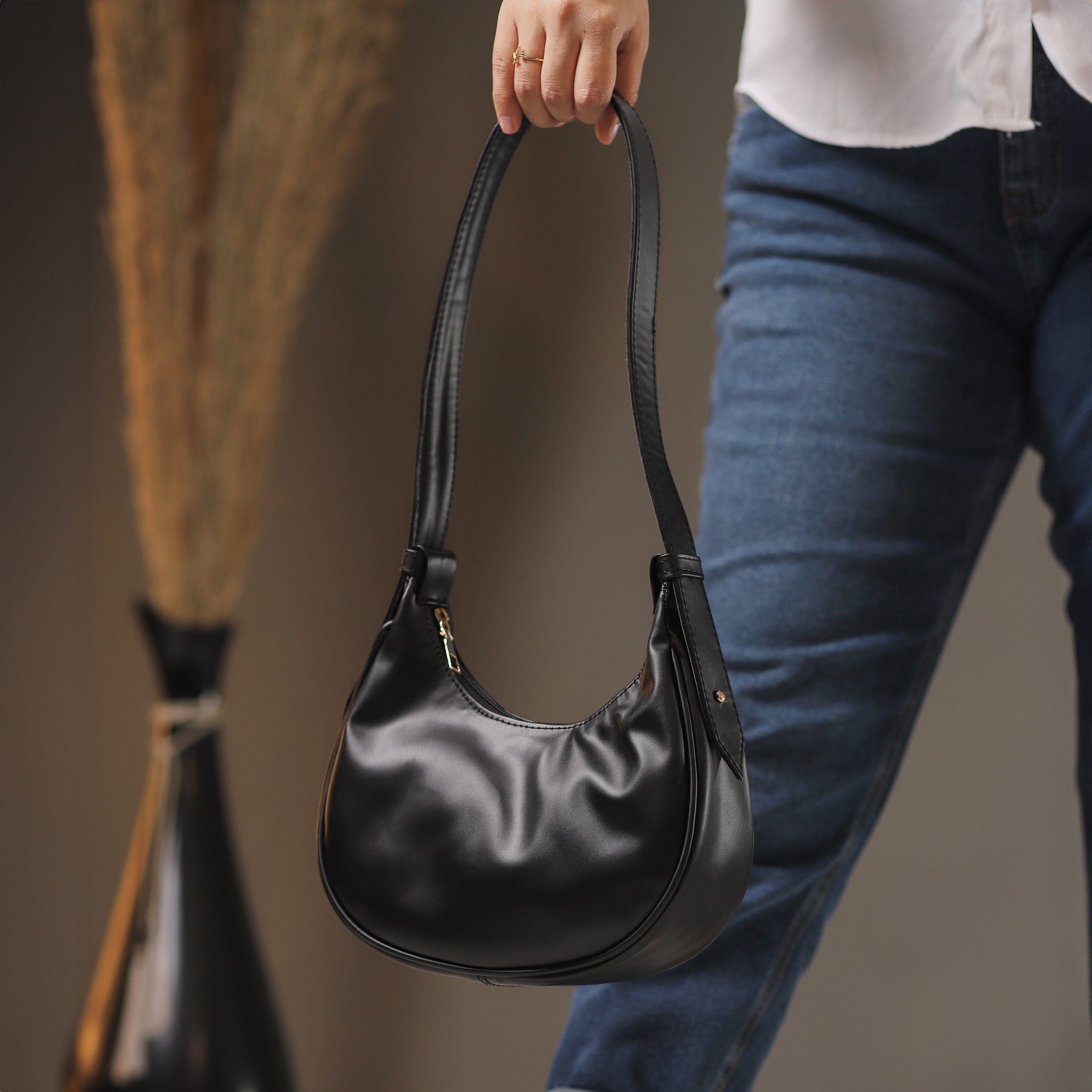Isabella handbag - Black Main image