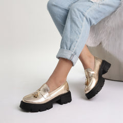 حذاء لوفر مزين بشراشيب ذهبية اللون