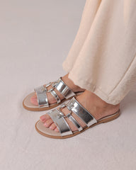 صندل فضي معدني بقطعة ديكور