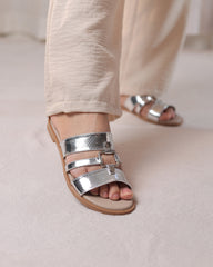 صندل فضي معدني بقطعة ديكور